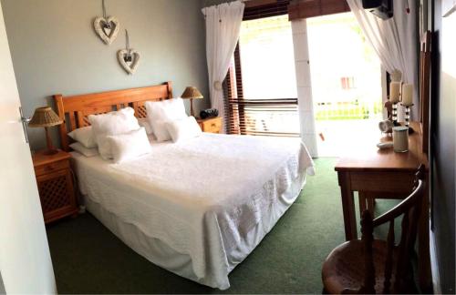 - une chambre avec un lit blanc et une fenêtre dans l'établissement Gemicowave 12, à Munster