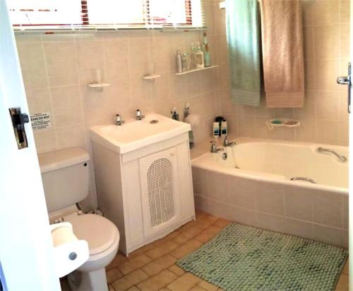 La salle de bains est pourvue de toilettes, d'une baignoire et d'un lavabo. dans l'établissement Gemicowave 12, à Munster