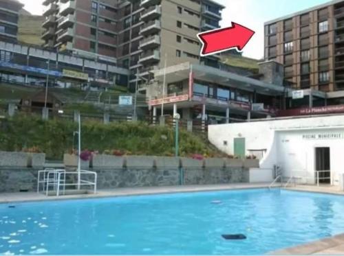 a large swimming pool with a red arrow on it at Appartement Station de ski - Les Agudes - 6 pers in Gouaux-de-Larboust