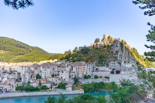 uma vista de uma cidade sobre uma montanha em Camping Sites et Paysages Les Prés Hauts em Sisteron