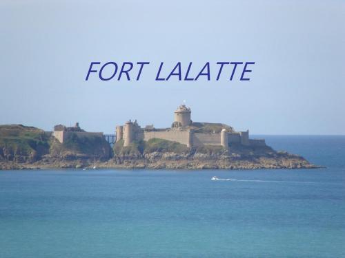 a castle on top of an island in the ocean at LE COCON de MATIGNON Gîte 4 étoiles 5 kms mer in Matignon