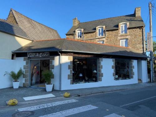 a store on a street in front of a building at LE COCON de MATIGNON Gîte 4 étoiles 5 kms mer in Matignon