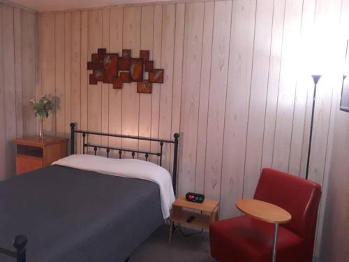 Säng eller sängar i ett rum på Clubhouse Lakeview Chalet