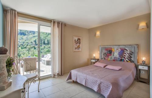 バスティアにあるVilla La Storaiaのベッドルーム1室(ベッド1台、大きな窓付)