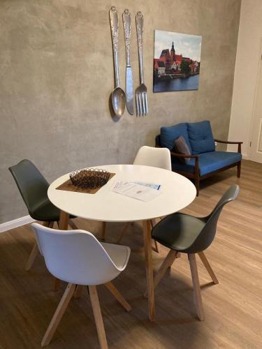 a white table and chairs in a living room at Das BilderbuchCafe - Ferien Apartment NO 5 - Markt 7 in Havelberg