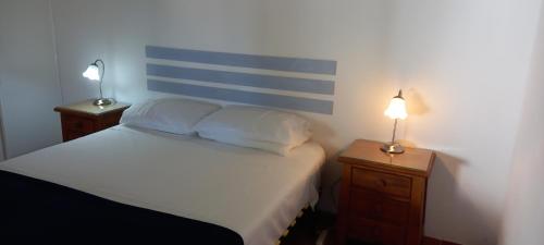 1 dormitorio con 1 cama con 2 lámparas en las mesas en Quinta Das Amendoas, en Carvoeiro