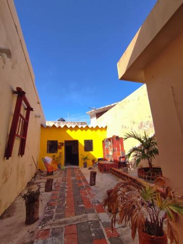 ein Innenhof eines Gebäudes mit einem gelben in der Unterkunft VAMO A ROLA in Campeche