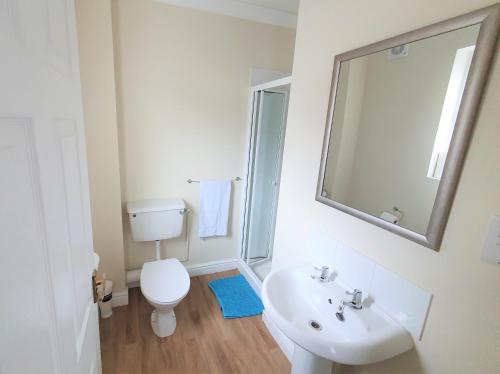 Koupelna v ubytování Friars Walk houses with 2 bedrooms, 2 bathrooms, fast Wi-Fi and private parking