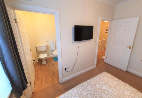 Imagen de la galería de Friars Walk houses with 2 bedrooms, 2 bathrooms, fast Wi-Fi and private parking, en Sittingbourne