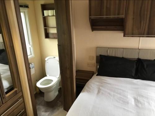 Bathroom sa The Winchester luxury pet friendly caravan on Broadland Sands holiday park between Lowestoft and Great Yarmouth