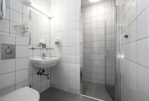 y baño con aseo, lavabo y ducha. en Thon Hotel Bjørneparken, en Flå