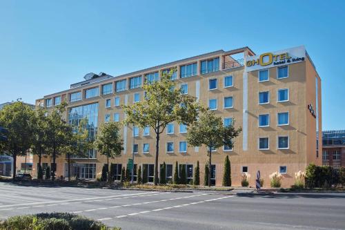 un edificio con un cartel en el costado en GHOTEL hotel & living Göttingen, en Gotinga