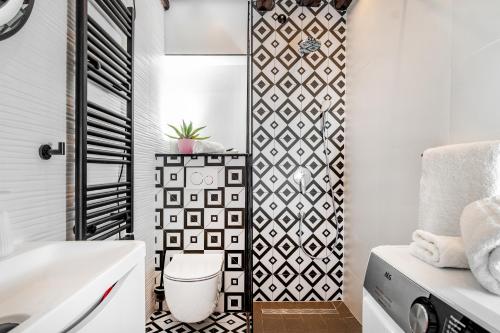 een badkamer met toilet en wastafel bij Apartment Ami in Split