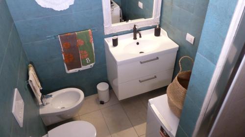 un piccolo bagno con servizi igienici e lavandino di I Pesci nel golfo di Baratti a Baratti