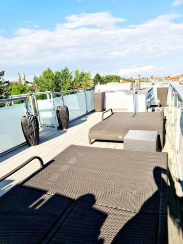 luxury 4 bedroom roof apt with 3 balconies & view