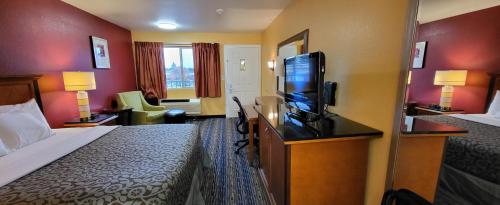 TV a/nebo společenská místnost v ubytování Olympic Inn & Suites Port Angeles