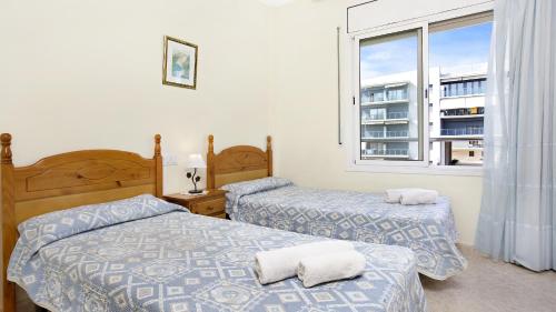 1 Schlafzimmer mit 2 Betten und einem Fenster in der Unterkunft 2 Ross - Lloret de Mar in Lloret de Mar