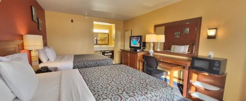 Postel nebo postele na pokoji v ubytování Olympic Inn & Suites Port Angeles