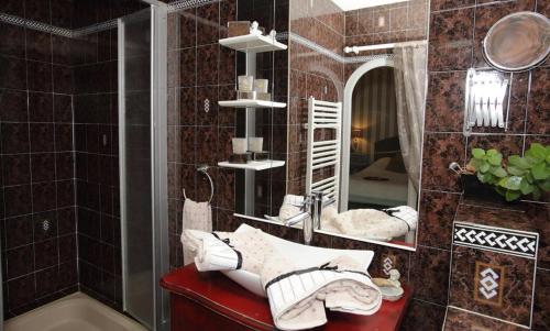 a bathroom with a mirror and a red sink at Lanévry, Gradlon in Kerlaz