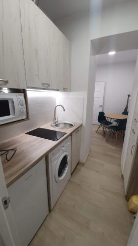uma cozinha com um lavatório e uma máquina de lavar roupa em DeMar Apart Tiffani em Lviv