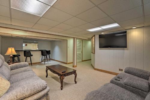 Μια τηλεόραση ή/και κέντρο ψυχαγωγίας στο Spacious Family Glenwood Estates Home with Hot Tub!