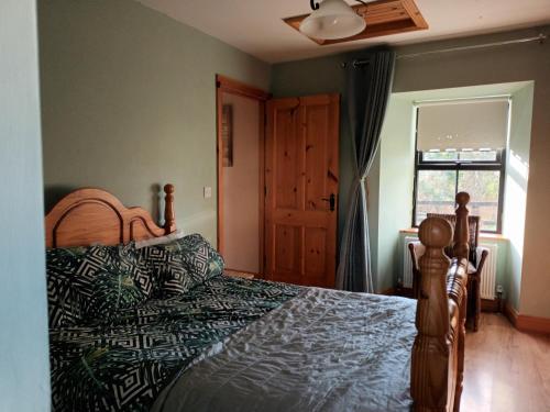 1 dormitorio con cama y ventana en Rathgillen Lodge, en Nobber