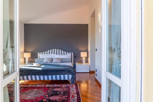 a bedroom with a bed and a red rug at Villa Liana in Vinci