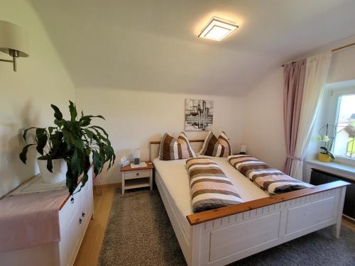 ein Schlafzimmer mit 2 Betten und einer Topfpflanze in der Unterkunft Ferienwohnung Anna in Grödig
