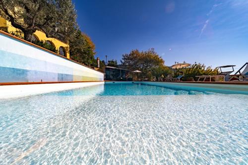 una piscina con acqua blu in un edificio di Villa Liana a Vinci