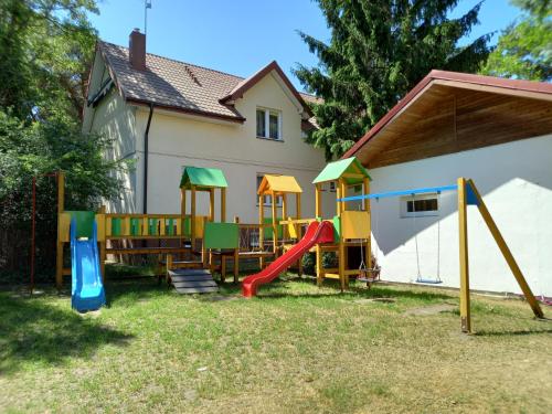 un parque infantil en el patio de una casa en Bella Rossi en Jastrzębia Góra