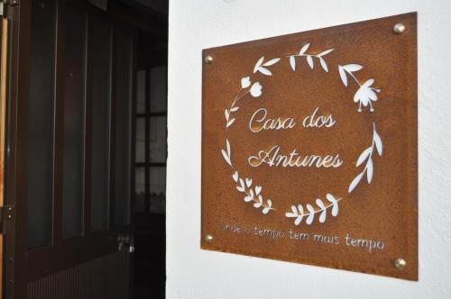 a sign for an event with a wreath of flowers at Casa dos Antunes in Terras de Bouro