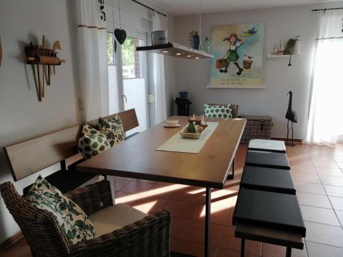 ein Esszimmer mit einem Holztisch und Stühlen in der Unterkunft Ferienhaus 8erwassereck in Ückeritz
