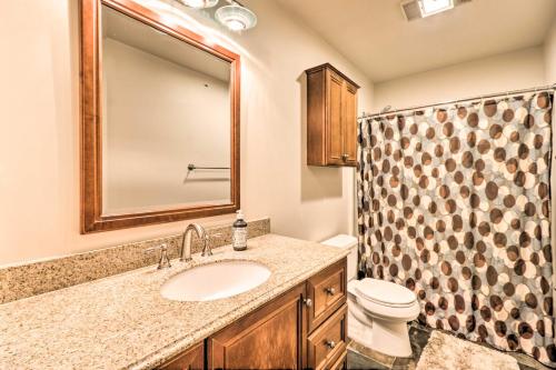 A bathroom at Whitefish Mtn Ski-inandOut Condo Steps to Slopes!