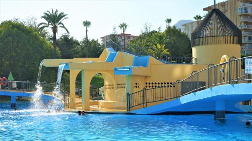 zjeżdżalnia w parku wodnym w obiekcie Apartamento Estudio Ruymar Jupiter w mieście Benalmádena