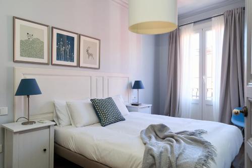 a bedroom with a white bed with a blanket on it at Casa Cosi - El Farro 2 in Barcelona