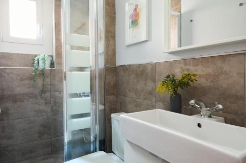 a bathroom with a sink and a shower at Casa Cosi - El Farro 2 in Barcelona