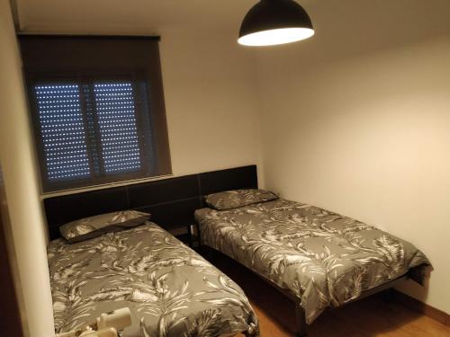 Giường trong phòng chung tại Apartamento TISARET wifi 47-112