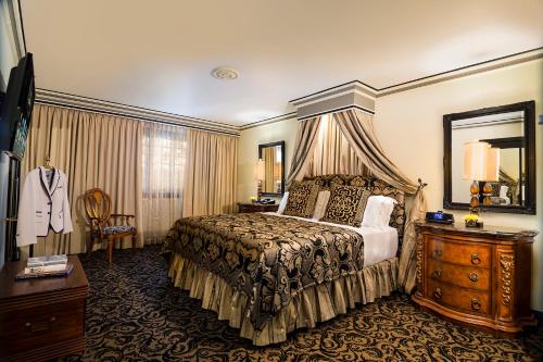 Un pat sau paturi într-o cameră la Terra Nova All Suite Hotel