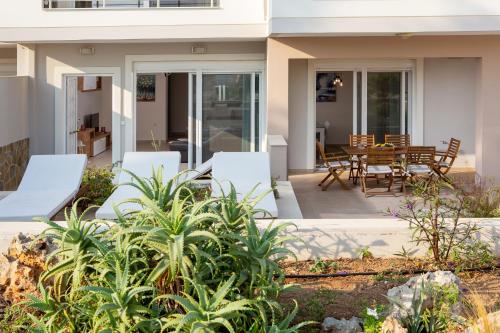 patio con tavolo e sedie bianche di Thalassa Apartment Ierapetra a Ierápetra