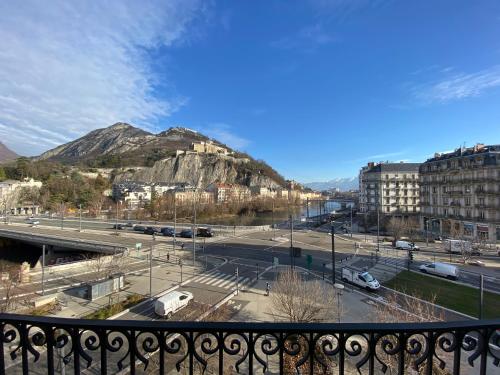 Le Téléphérique, vue Bastille, 6 pers, 300 m Gare في غرونوبل: اطلالة من شرفة على مدينة جبلية