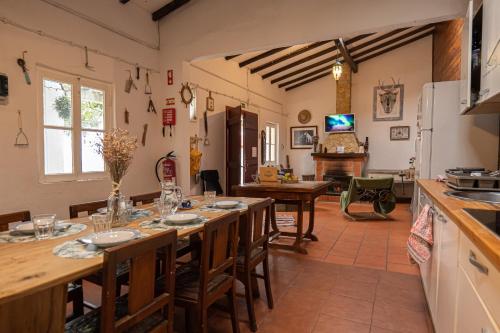 een keuken en eetkamer met een lange tafel en stoelen bij Olive3 Ericeira in Ericeira