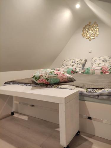un letto con cuscini e panca in una stanza di Ferienwohnung auf dem Pferdehof a Sumte
