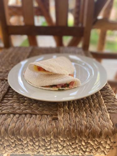 Makanan di atau berdekatan rumah tamu ini