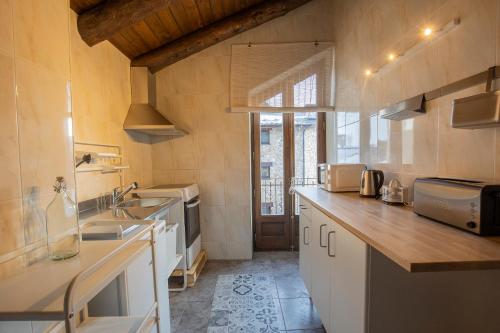 eine Küche mit einer Spüle und einer Arbeitsplatte in der Unterkunft JAT MOUNTAIN HOUSES - Casa Jarca 2on pis Àtic, a 1km de Canillo in Prats