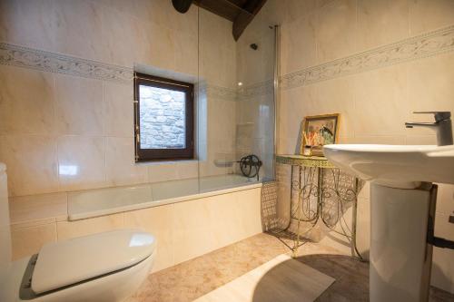 ein Bad mit einem WC und einem Waschbecken in der Unterkunft JAT MOUNTAIN HOUSES - Casa Jarca 2on pis Àtic, a 1km de Canillo in Prats