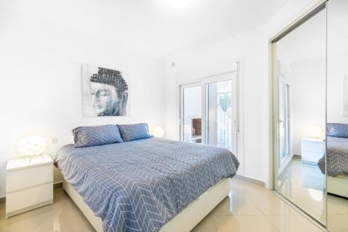 A bed or beds in a room at Jardines de Calahonda I