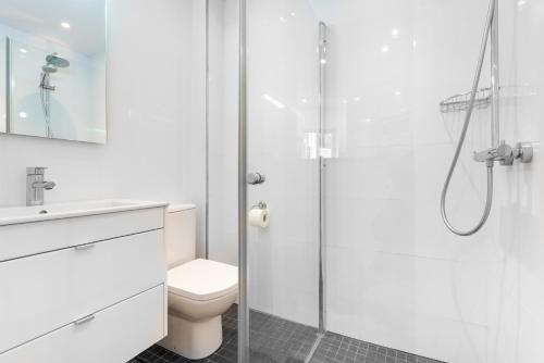 A bathroom at Jardines de Calahonda I