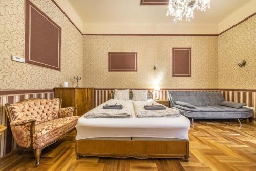 Un pat sau paturi într-o cameră la Josephine Studio