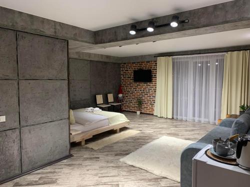 een slaapkamer met een bed en een bakstenen muur bij Gostynets in Jaremtsje