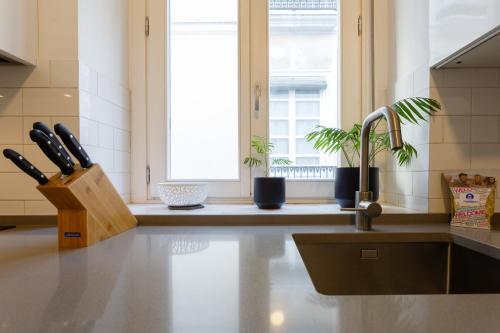 kuchnia ze zlewem i nożem w obiekcie The QUEEN's Designer Apartment by Cadiz4Rentals w Kadyksie